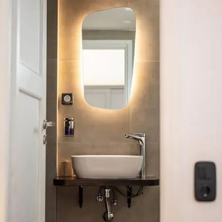 Elegant Fully Equipped Near Centre *